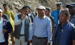 मन्त्री घिसिङद्वारा क्षतिग्रस्त विपी राजमार्ग अवलोकन