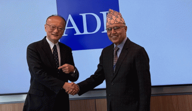 अर्थमन्त्री खनाल र एसियाली विकास बैंकका अध्यक्षबीच भेट