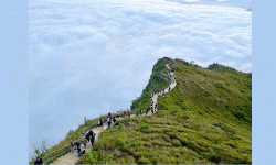 पर्यटक भन्छन् : ‘मानुङकोटको सुन्दरताले लोभ्यायो’