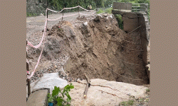 पृथ्वीराजमार्गको आँबुखैरेनीमा सडक भासियो