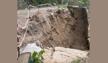 पृथ्वीराजमार्गको आँबुखैरेनीमा सडक भासियो