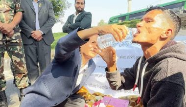 गृहमन्त्री अर्यालले तोडाए अनशन