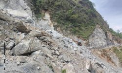 बाढीपहिरोबाट विभिन्न राजमार्गमा यातायात अवरुद्ध