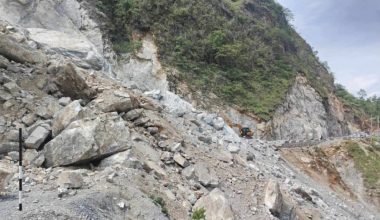 बाढीपहिरोबाट विभिन्न राजमार्गमा यातायात अवरुद्ध