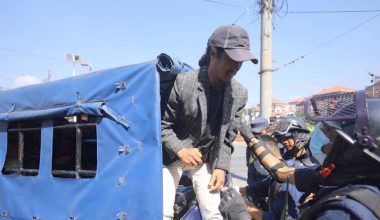 माइतीघरमा प्रदर्शन गर्न पुगेका ५० जना प्रहरी नियन्त्रणमा