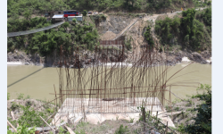 पाँच वर्षमा पनि बनेन दूधकोशीको चुहार पक्की पुल