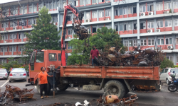 भारी उपकरणको सहयोगमा सिंहदरबार भित्रका जलेका सवारी हटाइँदै