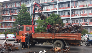 भारी उपकरणको सहयोगमा सिंहदरबार भित्रका जलेका सवारी हटाइँदै