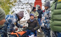 मुस्ताङमा हिमपात र चिसोबाट प्रभावित पर्यटकको उपचारमा सशस्त्रको टोली