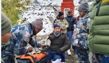 मुस्ताङमा हिमपात र चिसोबाट प्रभावित पर्यटकको उपचारमा सशस्त्रको टोली