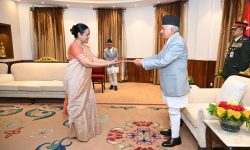 राष्ट्रपतिसमक्ष चार राजदूतद्वारा ओहोदाको प्रमाणपत्र पेस