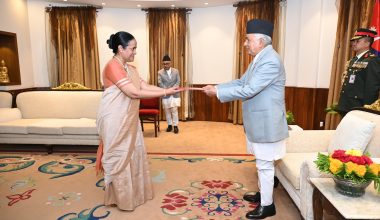 राष्ट्रपतिसमक्ष चार राजदूतद्वारा ओहोदाको प्रमाणपत्र पेस