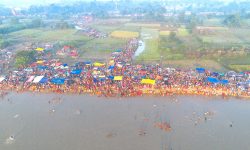 कमला नदीमा स्नान गर्ने भक्तजनको घुइँचो