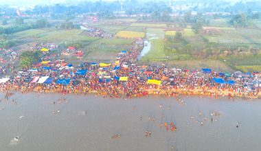 कमला नदीमा स्नान गर्ने भक्तजनको घुइँचो