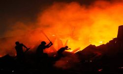 ढाका झुपडीमा भीषण आगलागी, हजारौँ घरबारविहीन