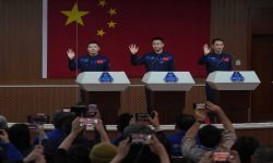 अन्तरिक्ष भग्नावशेषले क्षतिग्रस्त यानपछि चिनियाँ अन्तरिक्ष यात्रीहरूको सुरक्षित फर्काइ