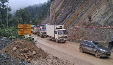 दाउन्नेमा सडक चिप्लो हुँदा बुटवल–नारायणगढ सडक अवरुद्ध