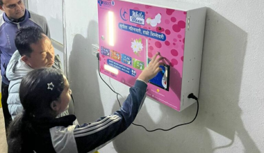 विद्यालयमा सेनेटरी प्याड वितरण मेसिन जडान