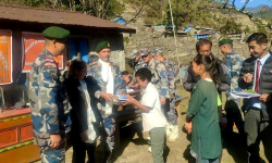 भोटखोलाका विद्यार्थीलाई न्यानो कपडा वितरण