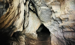 पर्यटकको पर्खाइमा धुर्कोटको विचित्र गुफा