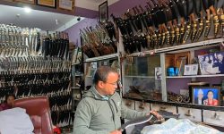 भोजपुरमा बन्छन् पाँच सयदेखि ५२ हजारसम्मका ‘भोजपुरे खुकुरी’