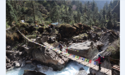 ‘मौरिस हर्जोग’ पदमार्गका अस्थायी पुलमा आलोपालो आवतजावत गर्नुपर्र्ने अवस्था