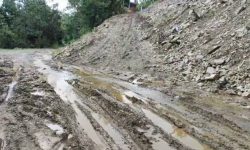 सडक बनाउन स्थानीयको दश लाख सहयोग