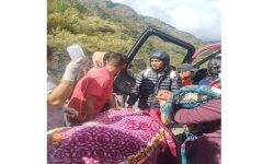 हेलिकप्टरबाट महिलाको उद्धार