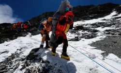 एक विदेशी आरोहीको उद्धार, दुईको खोजीकार्य जारी