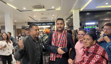 सञ्चारमन्त्री खरेल स्वदेश फिर्ता