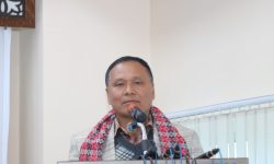 सडक मर्मतमा ढिलाइ गरिए निर्माण व्यवसायीले ‘पेनाल्टी’ तिर्नुपर्ने हुन्छ : मन्त्री घिसिङ