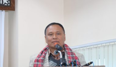 सडक मर्मतमा ढिलाइ गरिए निर्माण व्यवसायीले ‘पेनाल्टी’ तिर्नुपर्ने हुन्छ : मन्त्री घिसिङ