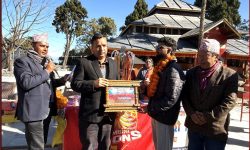 एनपीएल ट्रफीसहितको टोली सम्मानित