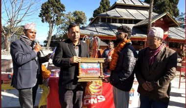 एनपीएल ट्रफीसहितको टोली सम्मानित