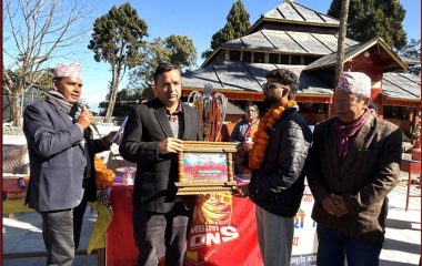 एनपीएल ट्रफीसहितको टोली सम्मानित