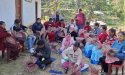 आफ्नै ठाउँमा व्यावसायिक बन्न मुढा बनाउने सीप सिक्दै दिक्तेलका महिला