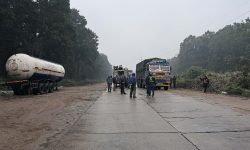 चाैबीस घण्टापछि खुल्याे अवरुद्ध महेन्द्र राजमार्ग