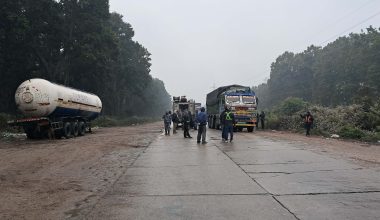 चाैबीस घण्टापछि खुल्याे अवरुद्ध महेन्द्र राजमार्ग