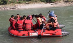 ज्यान जोखिममा राखेर विद्यालय पुग्छन् ढेबुवाका विद्यार्थी, सुनकोशीमा ‘रबरबोट’ को सहारा