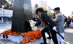 राष्ट्रपतिद्वारा राष्ट्र निर्माताको सालिकमा पुष्पहार अर्पण