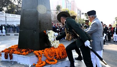 राष्ट्रपतिद्वारा राष्ट्र निर्माताको सालिकमा पुष्पहार अर्पण
