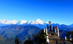 हिमाल हेर्न बेलढुङ्गामा पर्यटक