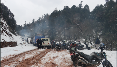 हिमपातका कारण मध्यपहाडी लोकमार्ग अवरुद्ध