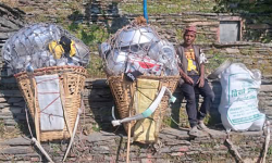 ४५ वर्षदेखि भाँडाको भारी बोकेर व्यापार गर्दै सिन्धुपाल्चोकका व्यापारी