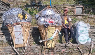 ४५ वर्षदेखि भाँडाको भारी बोकेर व्यापार गर्दै सिन्धुपाल्चोकका व्यापारी
