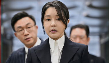 दक्षिण कोरियाकी पूर्व प्रथम महिला किम केओन हीलाई २० महिना जेल