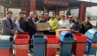 मेरो माइक्रोफाइनान्सद्वारा देबिघाट जालपा क्लबलाई डस्बिन र कम्प्युटर सहयोग