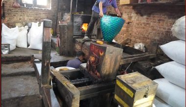 खोकनामा अझै पेलिन्छ तेल : तीन सय वर्षे काठको कोलले धानेको परम्परा