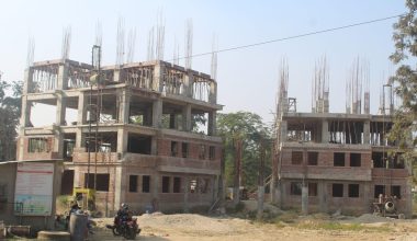 ठेकेदारको लापरबाहीले स्थानीय तहका प्रशासनिक भवन अलपत्र