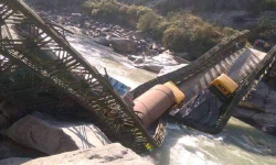 अरुण नदीको बेलीब्रिज भाँचियो